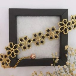 Цветочный браслет из бисера и биконуса