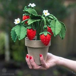 Декоративный горшок с клубникой