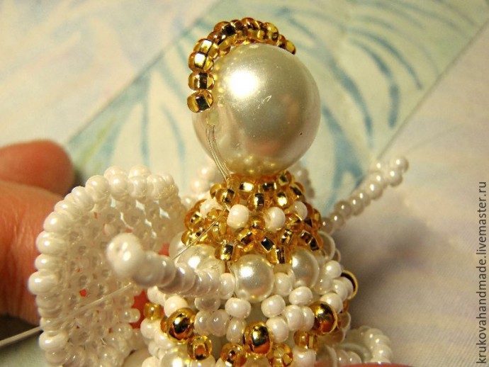 Делаем милого ангелочка из бисера: часть 6