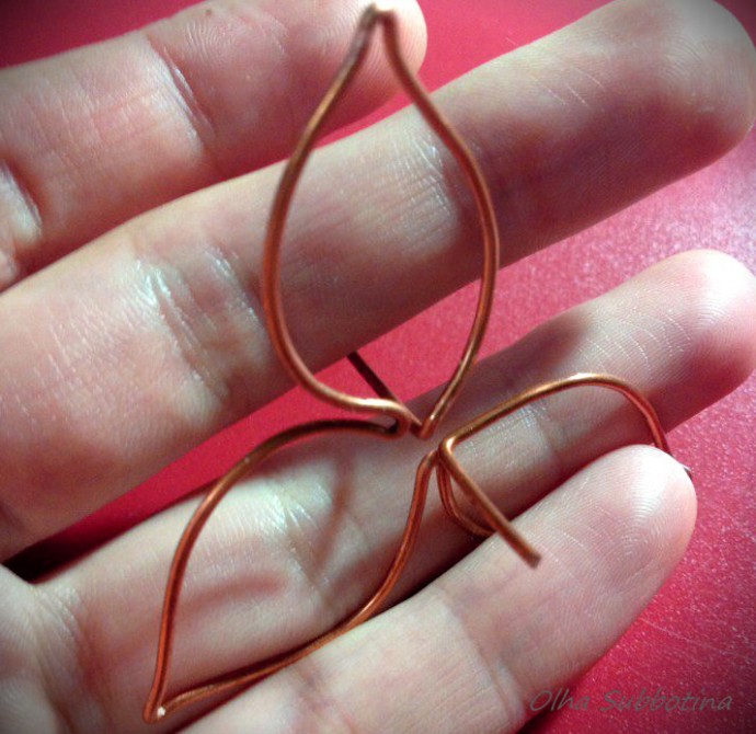 Процесс создания физалисов из медной проволоки