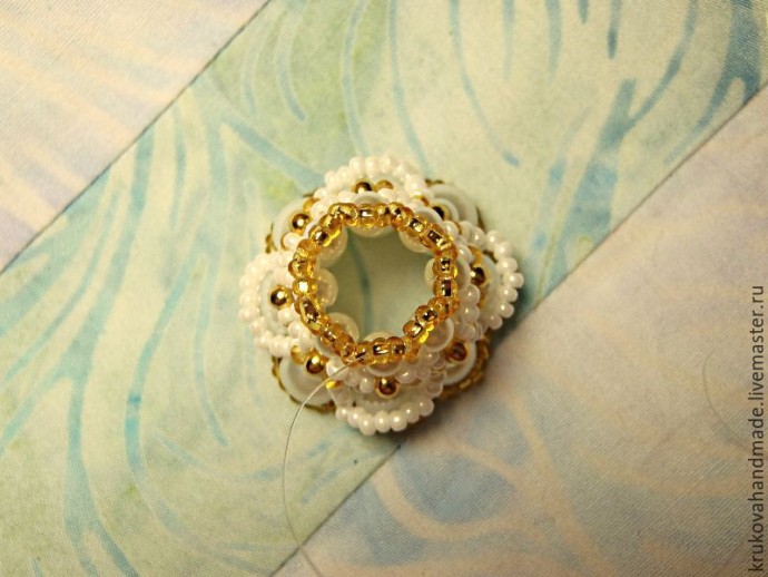 Делаем милого ангелочка из бисера: часть 3