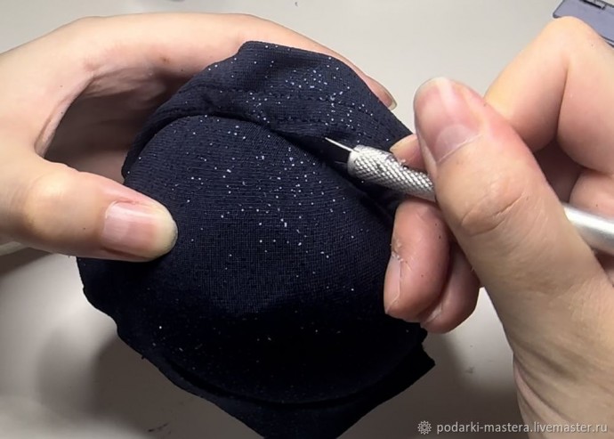 ​Новогодний шар с оплетёнными бисером кристаллами риволи: часть 3