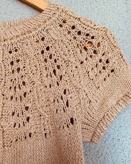 ​Футболка с ажурной кокеткой спицами