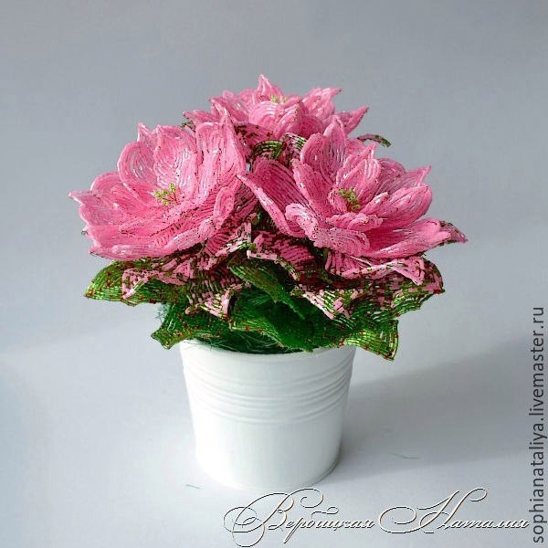 Пуансеттия "Рождественская звезда" из бисера и рубки