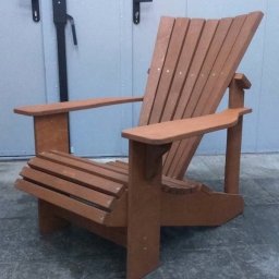 ​Удобное садовое кресло из дерева