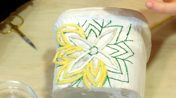 Декорируем радужный горшочек из пластикового ведерка и салфеток