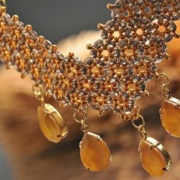 Колье янтарного оттенка