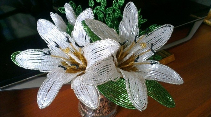 Шикарные лилии из бисера