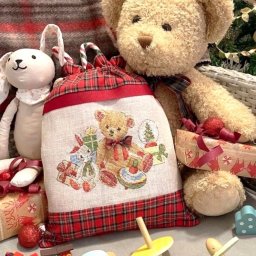 Вышиваем мишку с игрушками