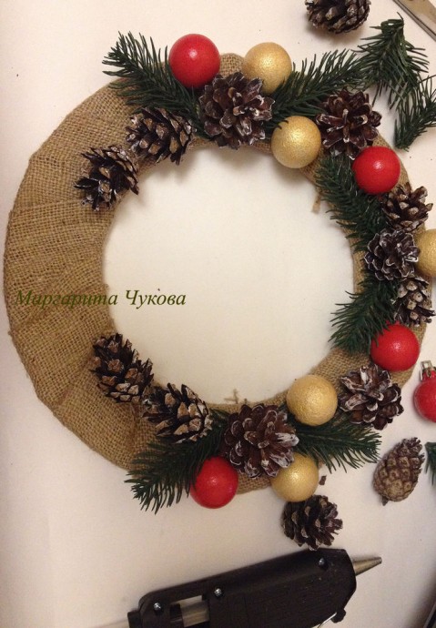 Декоративный праздничный венок своими руками: часть 1