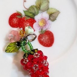​Ягоды клубники из бисера и биконуса
