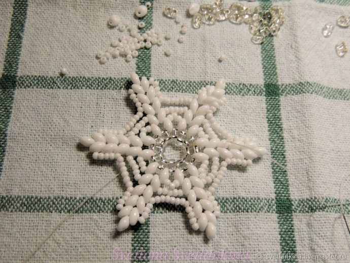 Зимний вальс из бисера и твина Зимний вальс из бисера и твина