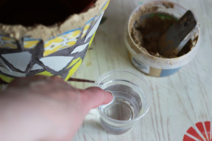 Декор цветочного горшочка мозаикой из битой посуды: часть 4 Декор цветочного горшочка мозаикой из битой посуды: часть 4