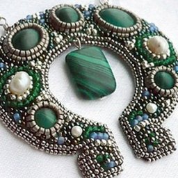 Вышитый бисером кулон "Подкова": часть 1