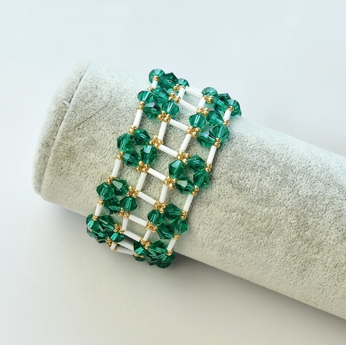 Милый браслет из бисера Милый браслет из бисера