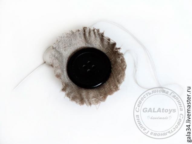 ​Броши из натурального льна и кружева, с элементами декупажа