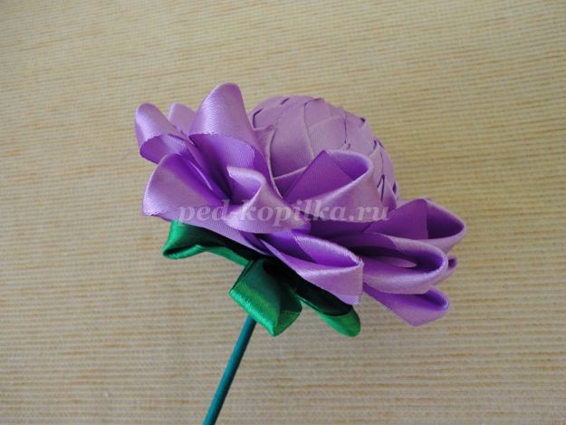 Фантазийный цветок из атласных лент: часть 3 Фантазийный цветок из атласных лент: часть 3