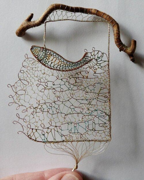 ​Интересные плетеные и вязаные панно из ниток и проволоки