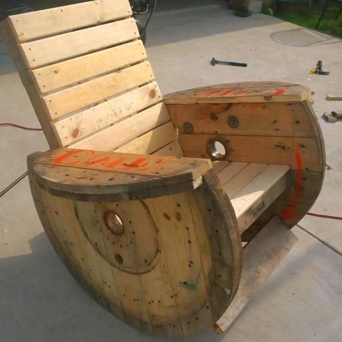 Садовая мебель из поддонов и катушек от кабеля