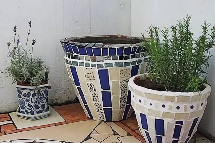 Декор цветочного горшочка мозаикой из битой посуды: часть 5