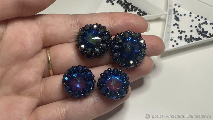 ​Новогодний шар с оплетёнными бисером кристаллами риволи: часть 2