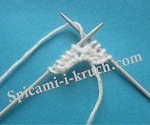 ​Вязаный спицами цветочек