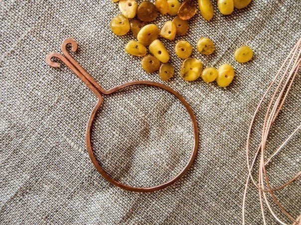 Подвеска из проволоки и камней