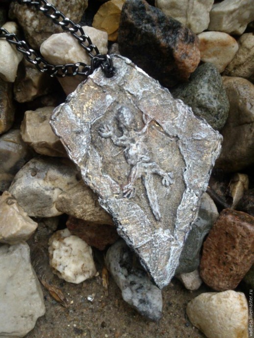 Создаем "каменную" подвеску из картона