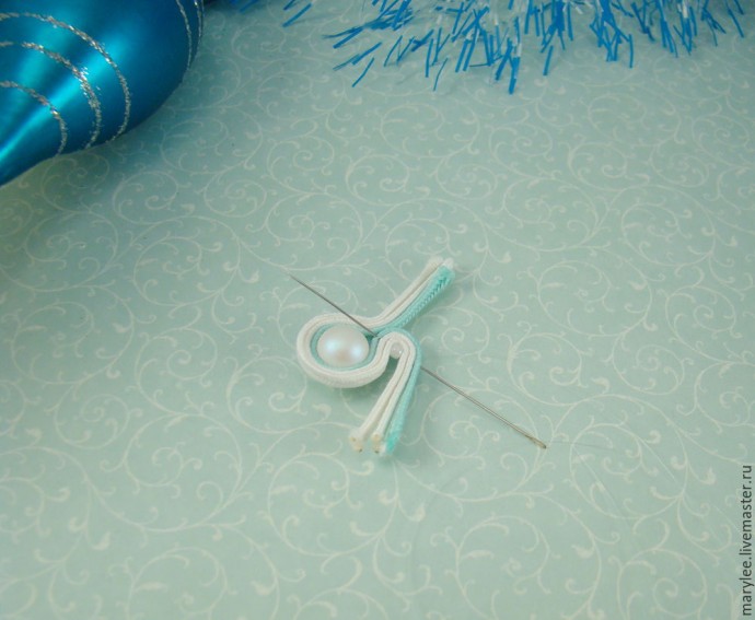 Делаем сутажную брошь-снежинку "Морозная мята"