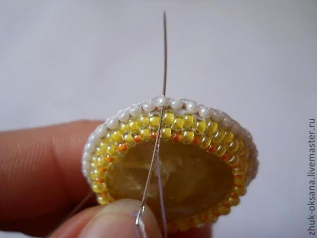 Создаем кулон из бисера "Прекрасная ромашка": часть 3