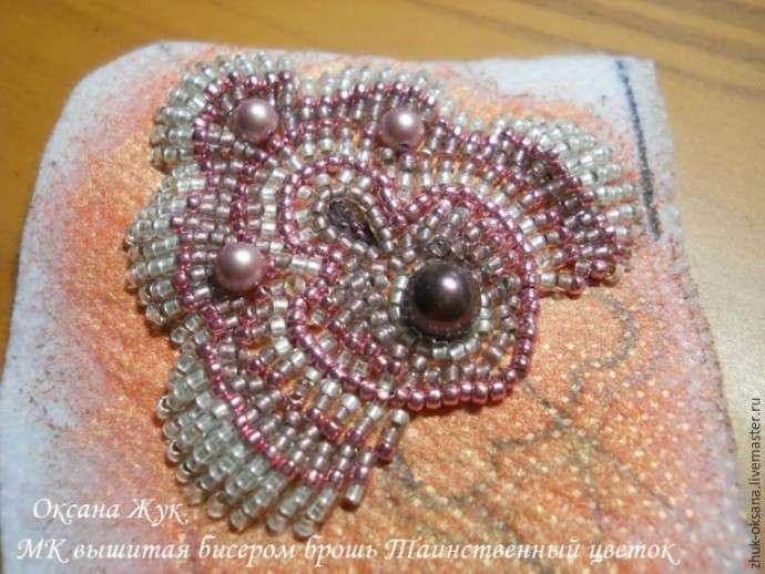 Вышитая бисером брошь "Таинственный цветок": часть 2 Вышитая бисером брошь "Таинственный цветок": часть 2