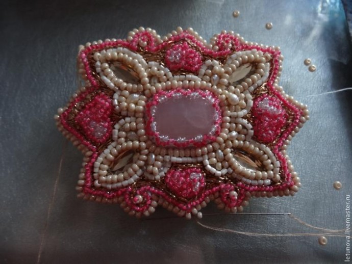 ​Брошь из бисера и лент: часть 5