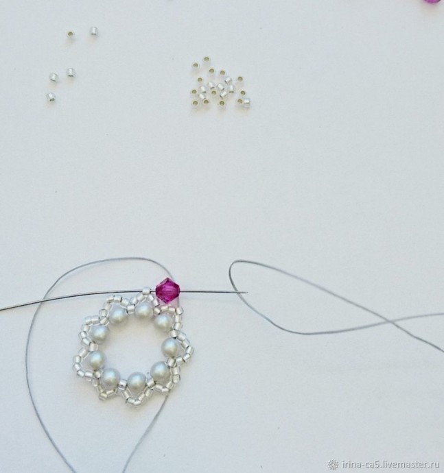 Как оплести риволи жемчугом и биконусами