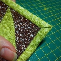 Как аккуратно оформить уголок изделия косой бейкой