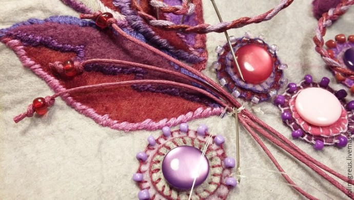 Этюд в малиновых тонах: фетровое колье