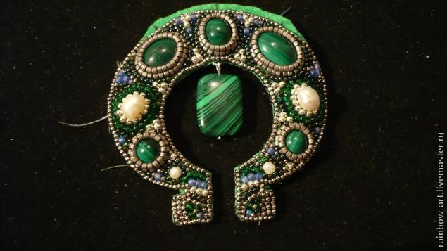 Вышитый бисером кулон "Подкова": часть 3
