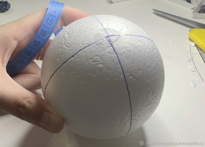 ​Новогодний шар с оплетёнными бисером кристаллами риволи: часть 2