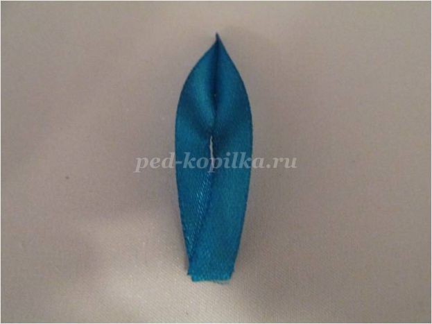 Цветок из узкой атласной ленты: часть 1