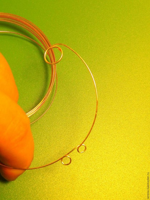 Делаем кафф с пером на тонкой проволоке мемори: часть 2 Делаем кафф с пером на тонкой проволоке мемори: часть 2