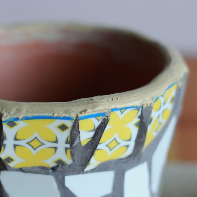 Декор цветочного горшочка мозаикой из битой посуды: часть 4 Декор цветочного горшочка мозаикой из битой посуды: часть 4