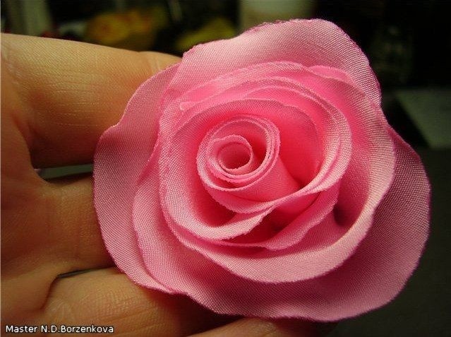 Милая розочка из плотного шелка Милая розочка из плотного шелка