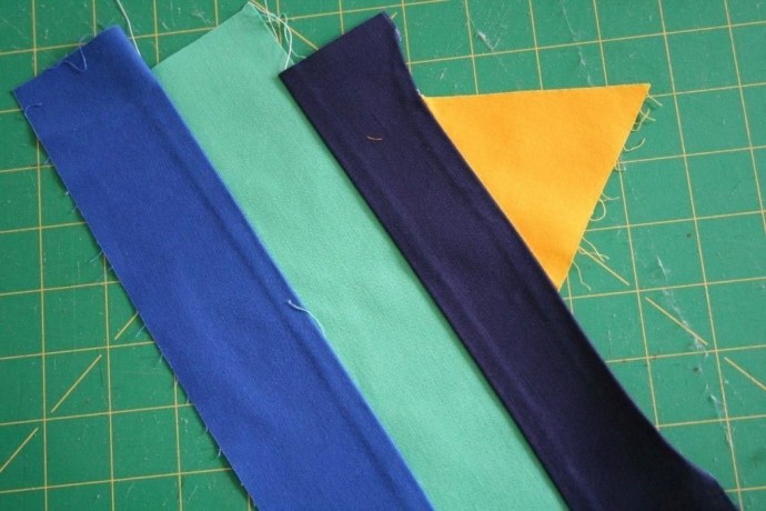 Подушка из разноцветных полос