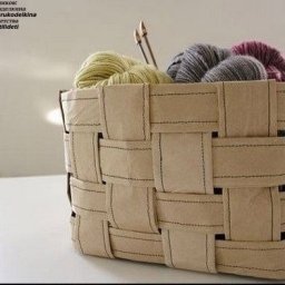 Простая корзина из бросового материала