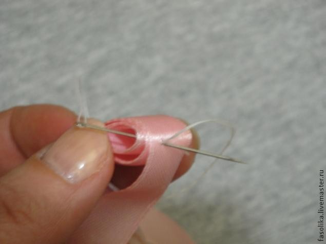 Розочка из атласной ленты за 1 минуту: часть 1 Розочка из атласной ленты за 1 минуту: часть 1