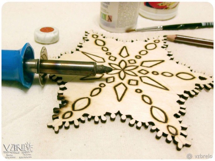 Декорируем подставку под чашку в технике выжигания