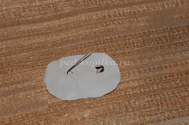 Брошь из обрезков натуральной кожи: мастер-класс, часть 3