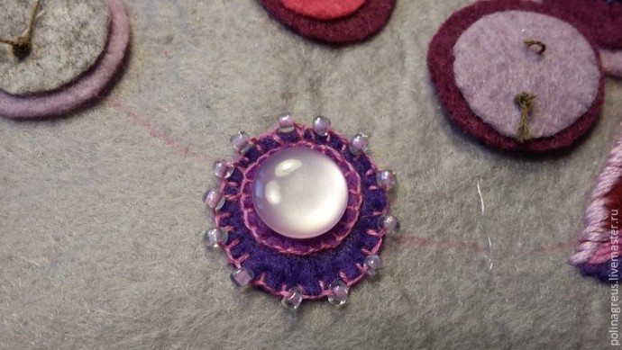 Этюд в малиновых тонах: фетровое колье