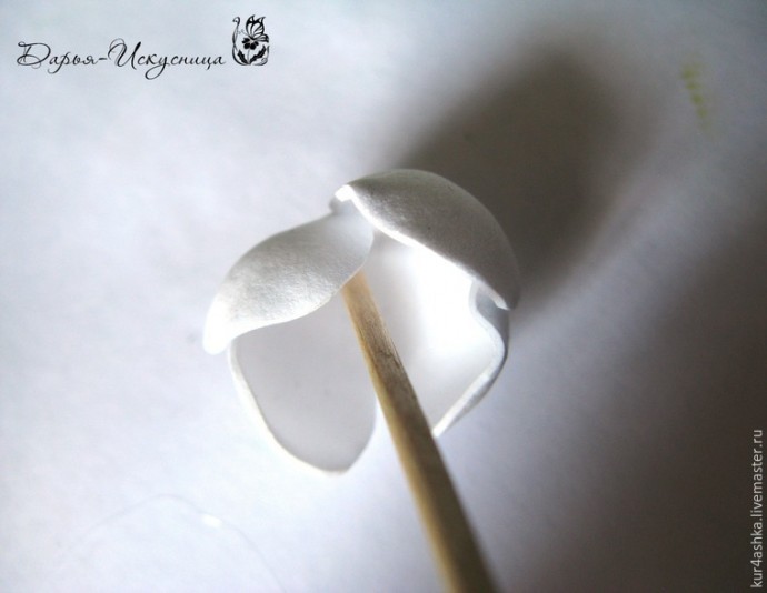 Декорируем свечу для семейного очага с цветами из фоамирана: часть 3