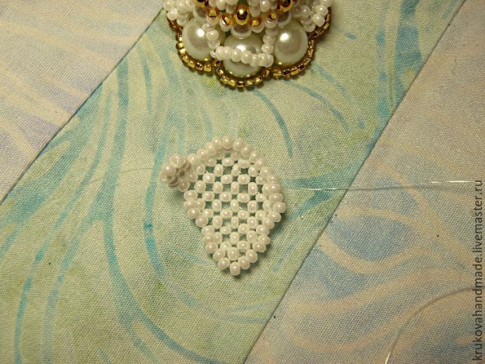 Делаем милого ангелочка из бисера: часть 4