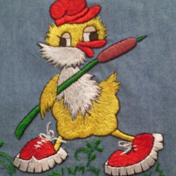 Вышивка цветной гладью утенка